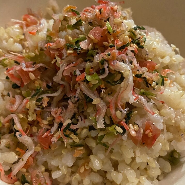 高速美味!紫蘇も香る梅ちりめんかけごはん